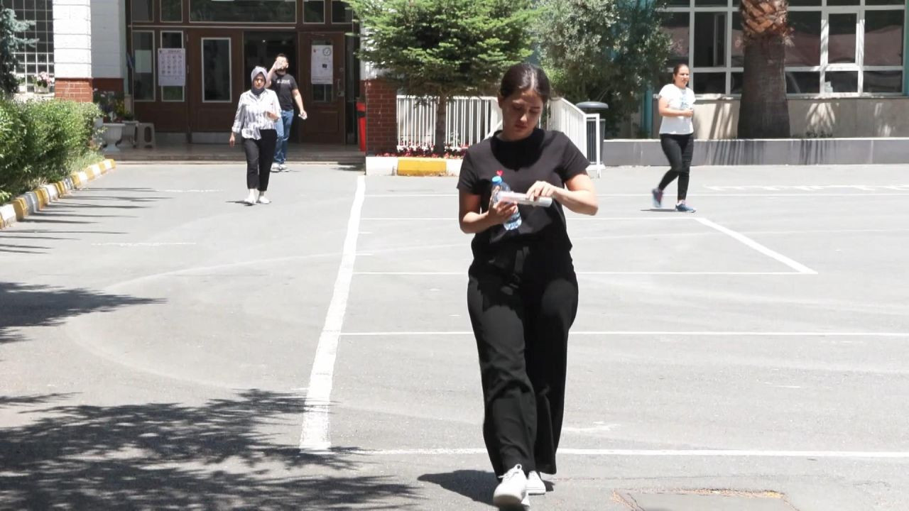 YKS'de ikinci oturum Alan Yeterlilik Testi sona erdi; Bayılanlar, kimliğini unutanlar, geç kalanlar... - Sayfa 5