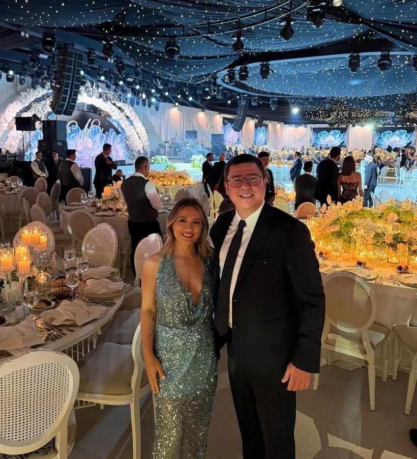 Ünlü futbol yorumcusu Sinan Engin'in kızı Elif Engin ile Ahlatcı Holding Yönetim Kurulu Başkanı Ahmet Ahlatcı'nın oğlu Ahmet Emin Ahlatcı'nın düğününe davetliler özel jetle akın etti! İş, spor, siyaset ve sanat camiasının önemli isimleri bir arada - Sayfa 12