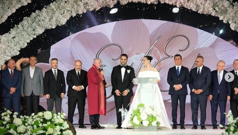 Ünlü futbol yorumcusu Sinan Engin'in kızı Elif Engin ile Ahlatcı Holding Yönetim Kurulu Başkanı Ahmet Ahlatcı'nın oğlu Ahmet Emin Ahlatcı'nın düğününe davetliler özel jetle akın etti! İş, spor, siyaset ve sanat camiasının önemli isimleri bir arada - Sayfa 7