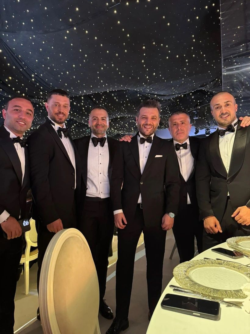 Ünlü futbol yorumcusu Sinan Engin'in kızı Elif Engin ile Ahlatcı Holding Yönetim Kurulu Başkanı Ahmet Ahlatcı'nın oğlu Ahmet Emin Ahlatcı'nın düğününe davetliler özel jetle akın etti! İş, spor, siyaset ve sanat camiasının önemli isimleri bir arada - Sayfa 14