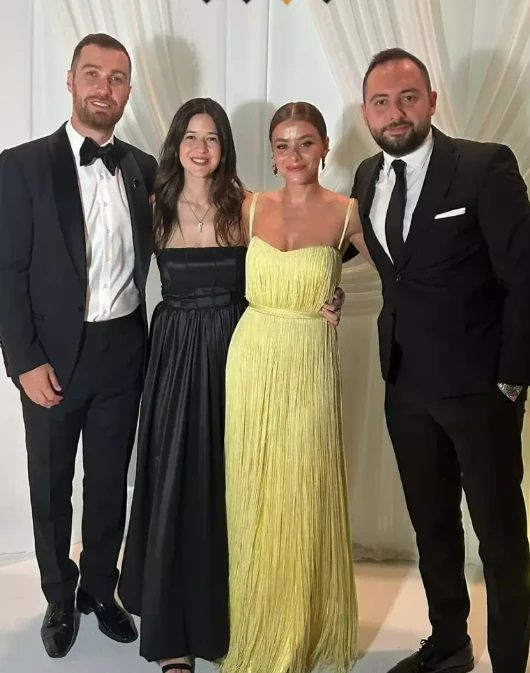 Ünlü futbol yorumcusu Sinan Engin'in kızı Elif Engin ile Ahlatcı Holding Yönetim Kurulu Başkanı Ahmet Ahlatcı'nın oğlu Ahmet Emin Ahlatcı'nın düğününe davetliler özel jetle akın etti! İş, spor, siyaset ve sanat camiasının önemli isimleri bir arada - Sayfa 15