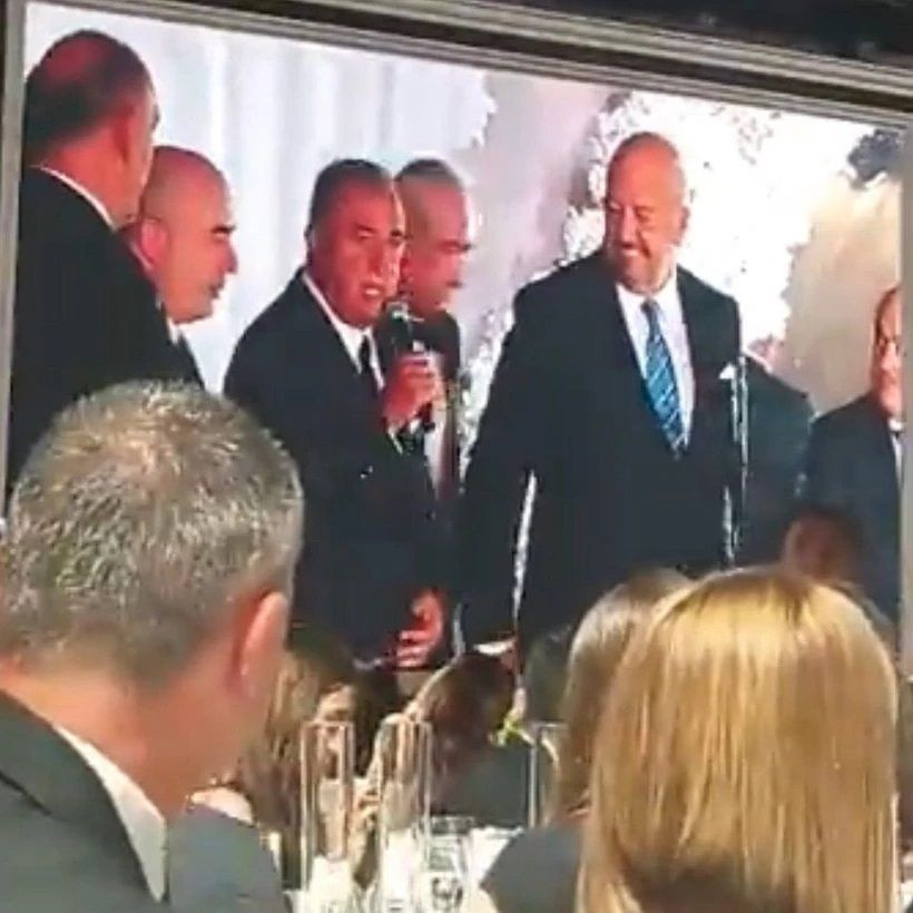 Ünlü futbol yorumcusu Sinan Engin'in kızı Elif Engin ile Ahlatcı Holding Yönetim Kurulu Başkanı Ahmet Ahlatcı'nın oğlu Ahmet Emin Ahlatcı'nın düğününe davetliler özel jetle akın etti! İş, spor, siyaset ve sanat camiasının önemli isimleri bir arada - Sayfa 16