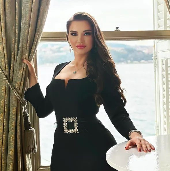 Kum saati şeklindeki vücuduyla dikkat çeken Esra Ezmeci, 'spor yapmıyorum' deyince sosyal medyanın diline düştü - Sayfa 1