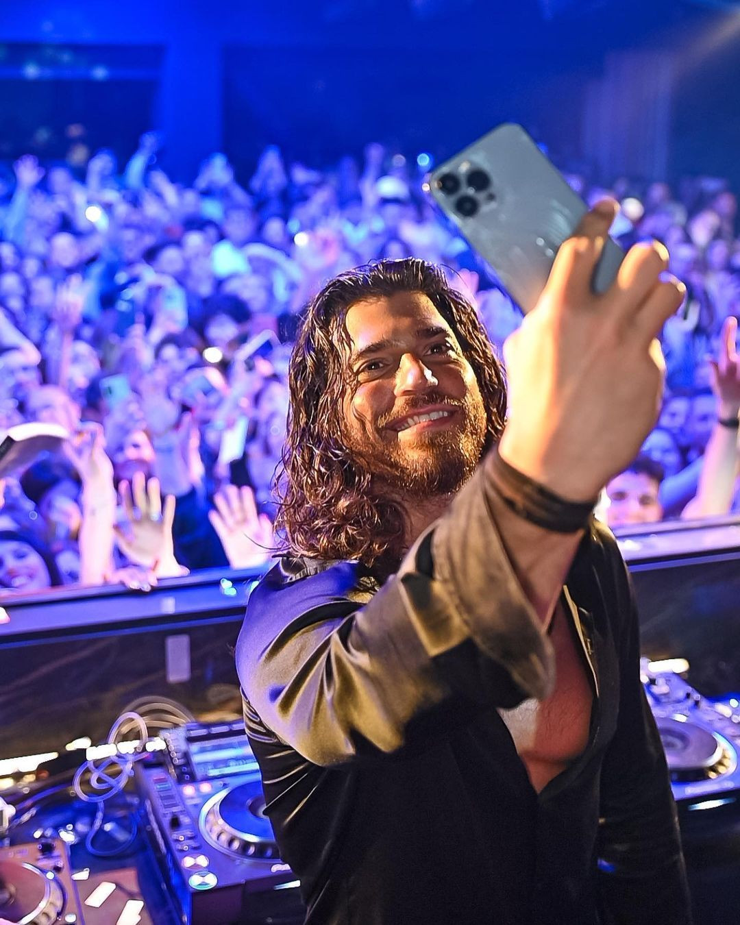 Can Yaman yeni sevgilisi DJ Sara Bluma'yı kırmızı halıda kucağına oturtup poz verdi - Sayfa 1