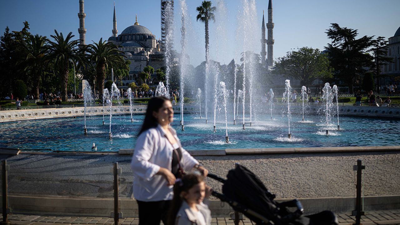 AKOM'dan İstanbul'a sıcak hava dalgası uyarısı: 3 gün boyunca 11.00 ile 16.00 arası dışarı çıkmayın! - Sayfa 1