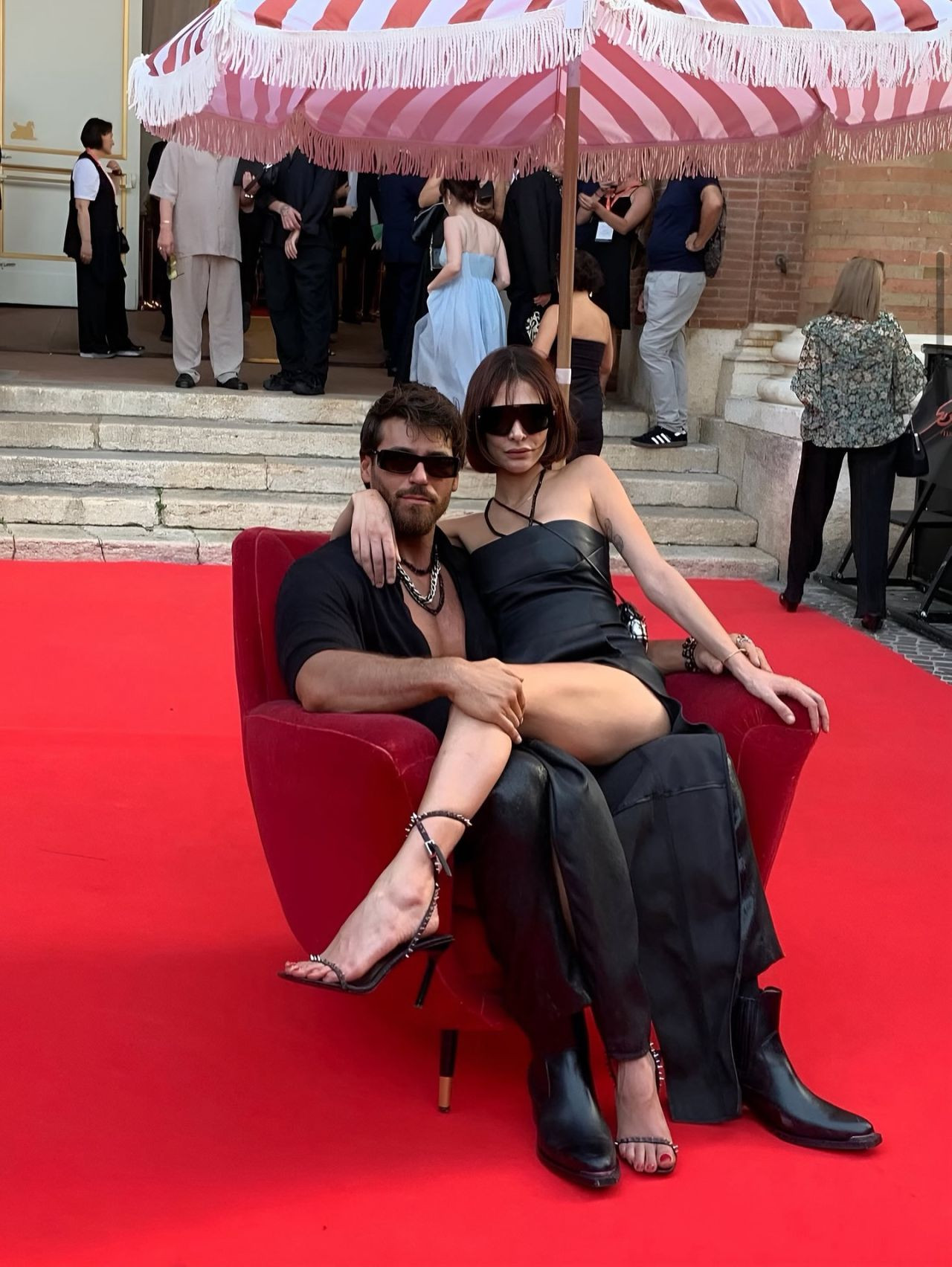 Can Yaman yeni sevgilisi DJ Sara Bluma'yı kırmızı halıda kucağına oturtup poz verdi - Sayfa 2