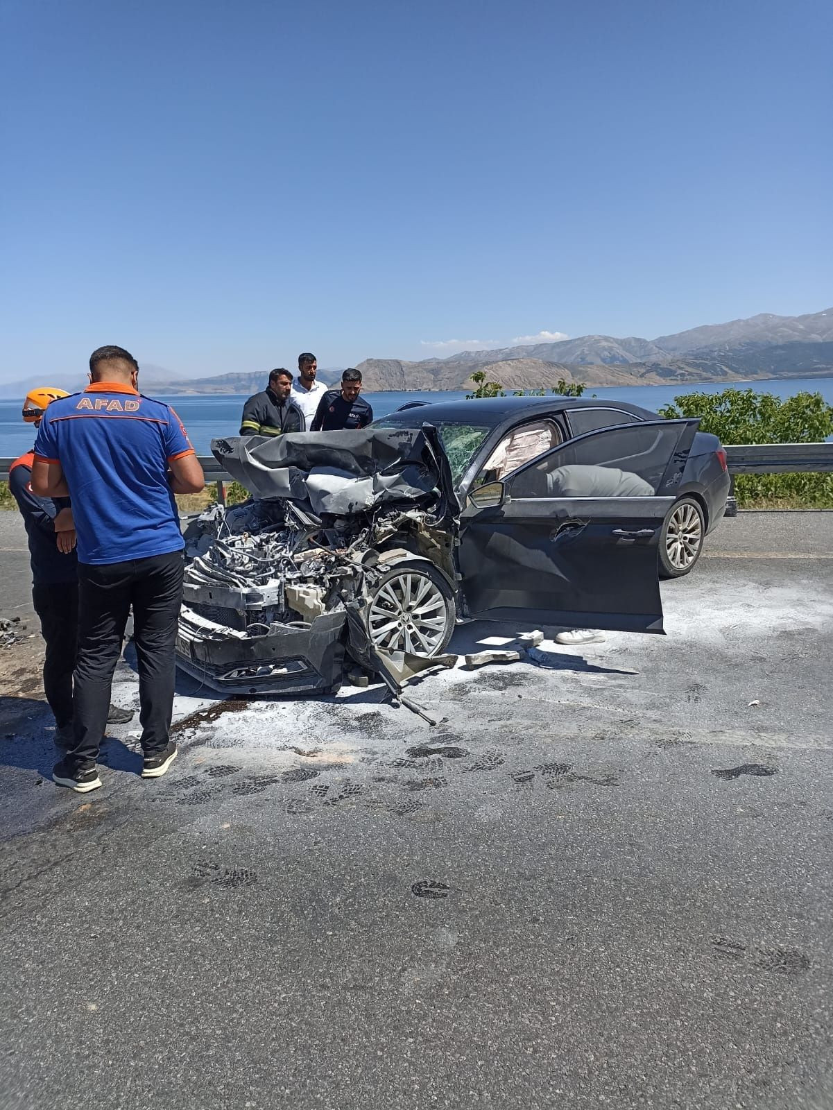 Makam aracı tıra çarptı! Adilcevaz Kaymakamı Nurhalil Özçelik trafik kazası geçirdi - Sayfa 4