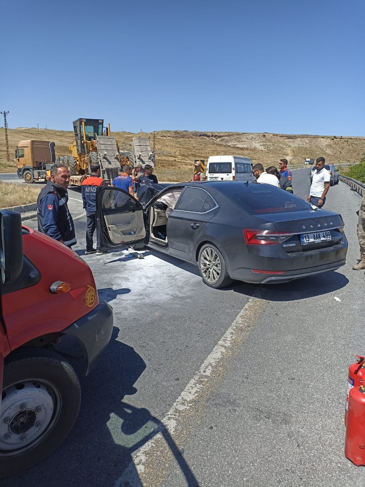 Makam aracı tıra çarptı! Adilcevaz Kaymakamı Nurhalil Özçelik trafik kazası geçirdi - Sayfa 2