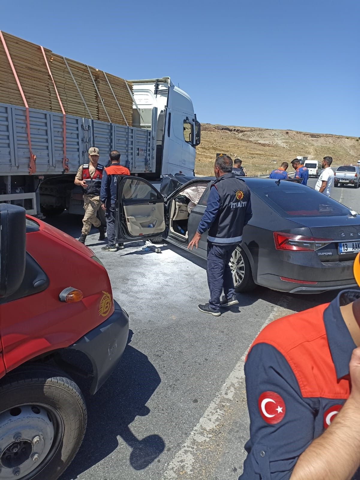 Makam aracı tıra çarptı! Adilcevaz Kaymakamı Nurhalil Özçelik trafik kazası geçirdi - Sayfa 5