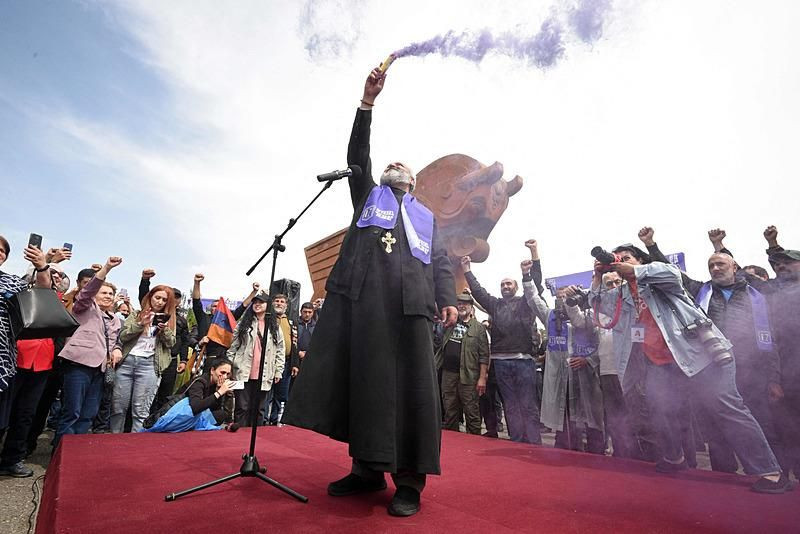 Ermenistan’da kilise destekli darbe girişimi: Başpiskopos Galstanyan gözaltına alındı - Sayfa 5