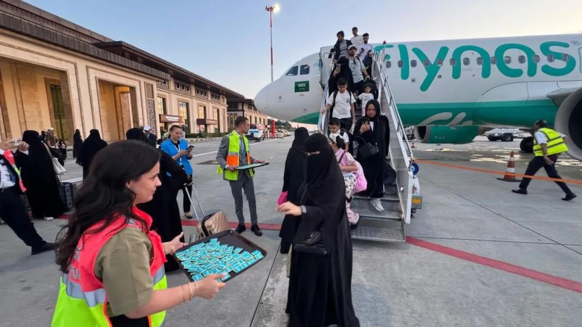 Rize-Artvin Havalimanı’nda tarihi an! Riyad’dan ilk uçak indi! Yolcular tulumla karşılandı... - Sayfa 1