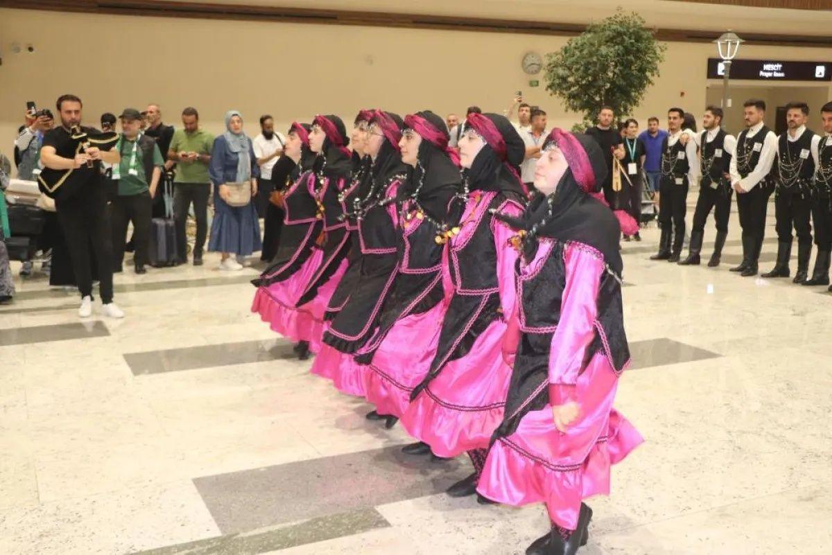 Rize-Artvin Havalimanı’nda tarihi an! Riyad’dan ilk uçak indi! Yolcular tulumla karşılandı... - Sayfa 5