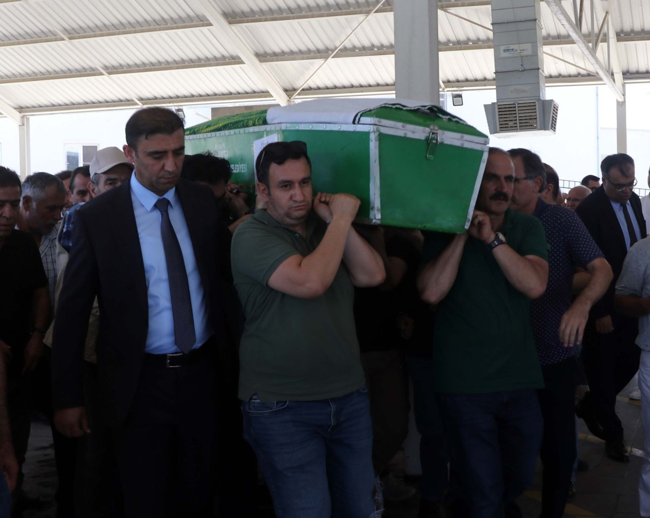 Gaziantepli Emel memurun şüpheli ölümü! İki aylık hamileydi, üçüncü kattaki evlerinin penceresinden düştü - Sayfa 1