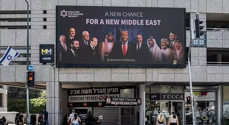 İsrail'den Tel Aviv'de skandal afiş: Suudi lider, Trump ve Netanyahu ile yan yana... "Orta Doğu için yeni bir şans" - Sayfa 3