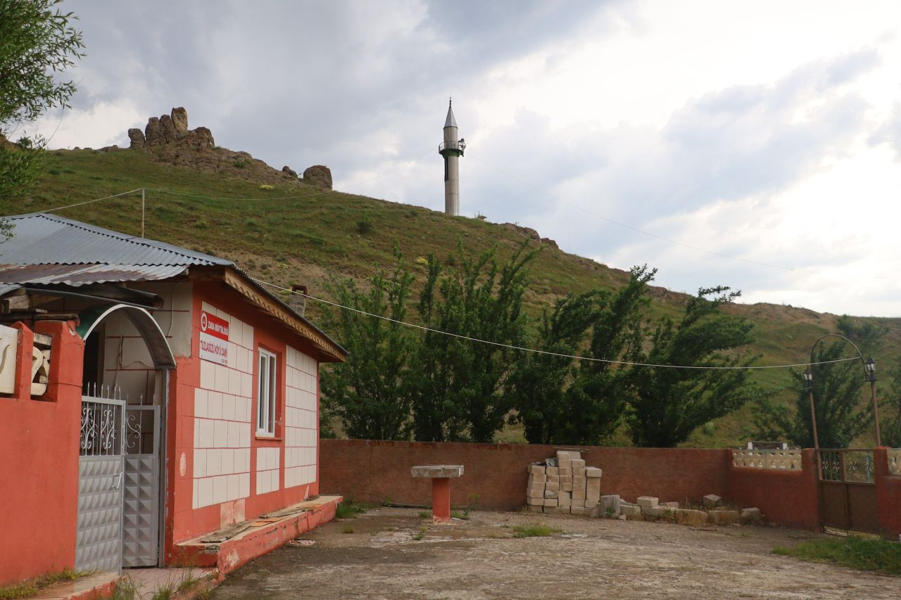 Zara'nın köyünde asırlık ilginç mimari... Köye gelenler hayrete düşüyor, minareyi bulan camiyi bulamıyor - Sayfa 4
