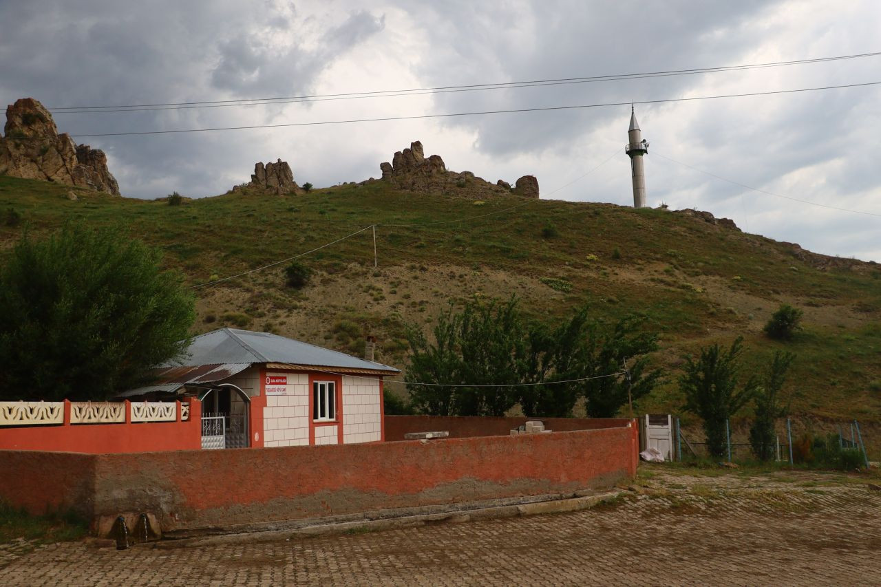 Zara'nın köyünde asırlık ilginç mimari... Köye gelenler hayrete düşüyor, minareyi bulan camiyi bulamıyor - Sayfa 3