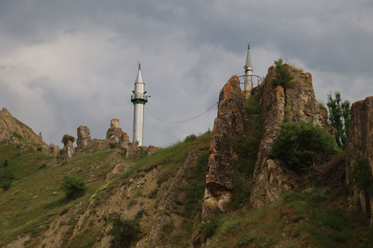 Zara'nın köyünde asırlık ilginç mimari... Köye gelenler hayrete düşüyor, minareyi bulan camiyi bulamıyor - Sayfa 2