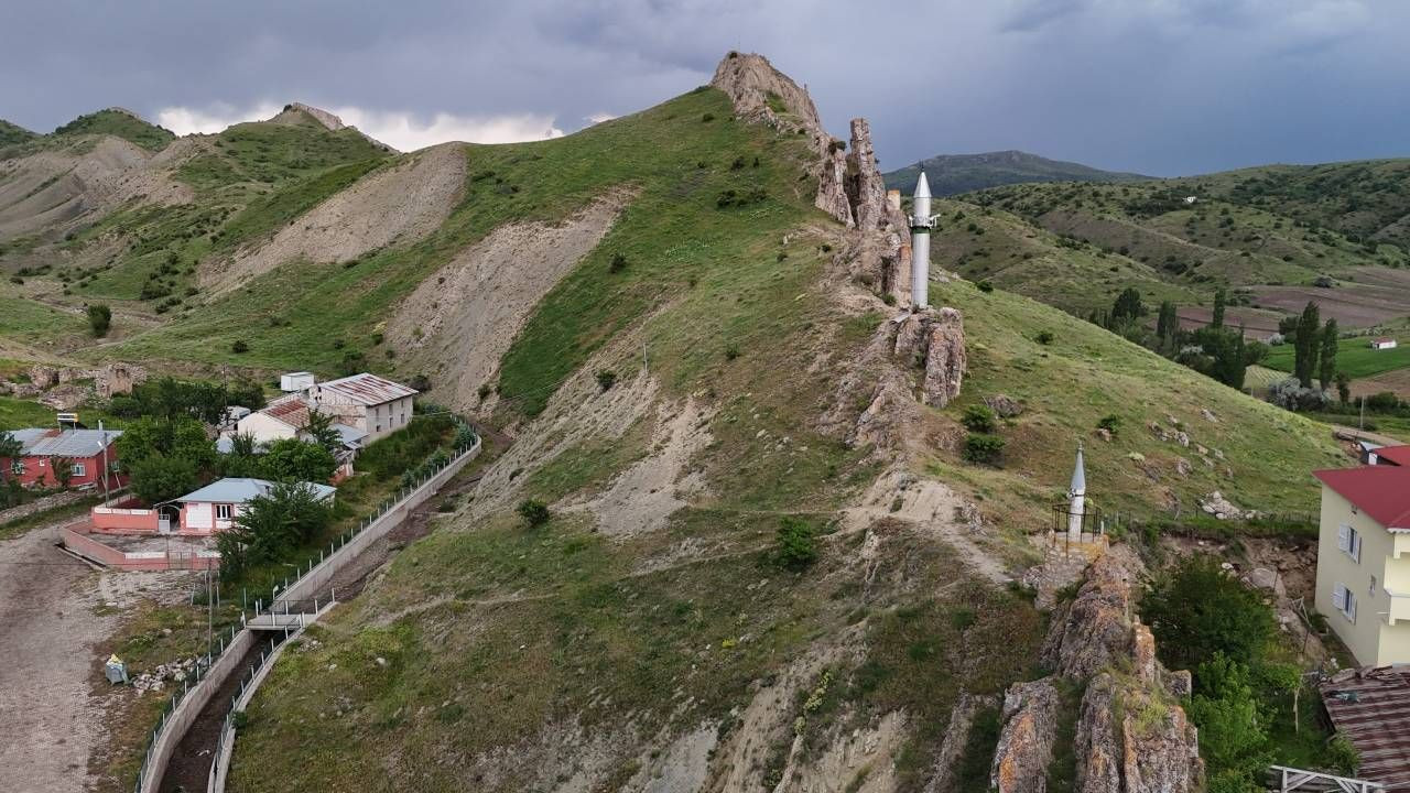 Zara'nın köyünde asırlık ilginç mimari... Köye gelenler hayrete düşüyor, minareyi bulan camiyi bulamıyor - Sayfa 7
