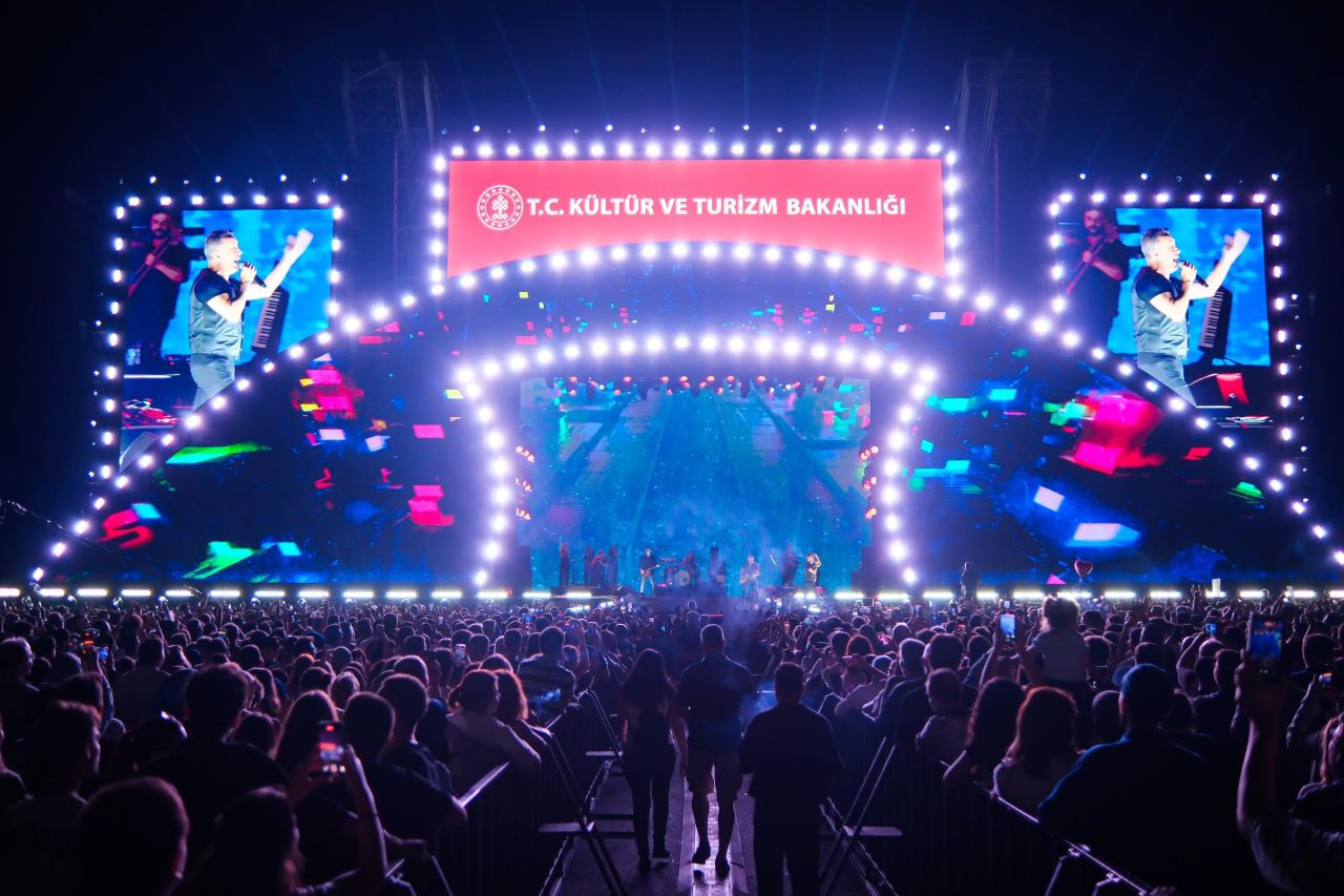 Haluk Levent, düğünlerini bırakıp konserine gelen bir çifte unutulmaz bir sürpriz yaptı - Sayfa 4