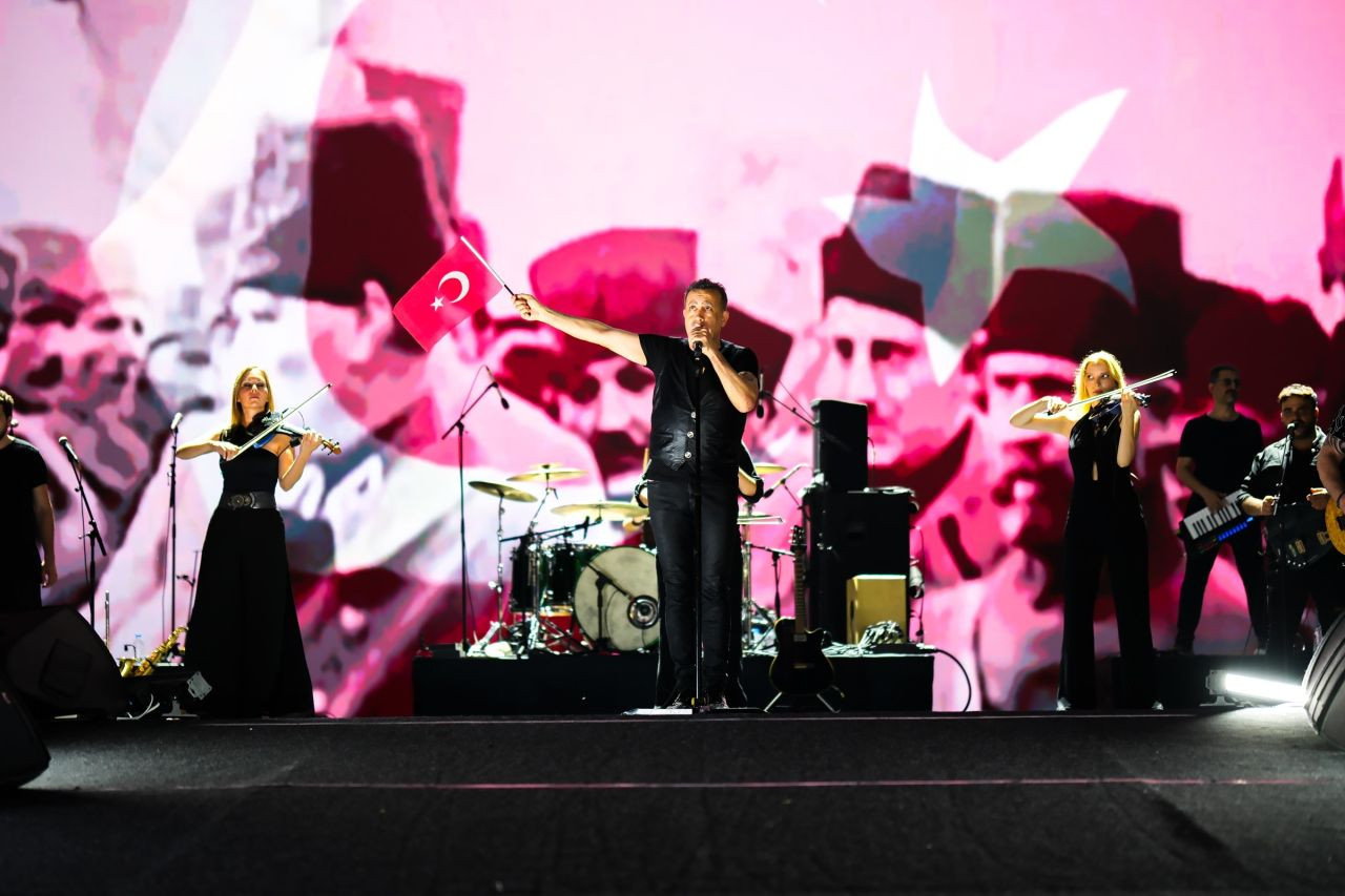 Haluk Levent, düğünlerini bırakıp konserine gelen bir çifte unutulmaz bir sürpriz yaptı - Sayfa 3