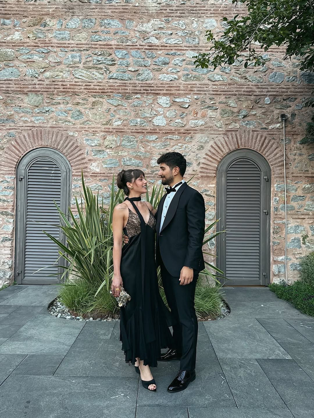 Sıla Türkoğlu ve Ata Ayyıldız, Muğla tatilinde! Ünlü oyuncu sahilde resim yaptı - Sayfa 1