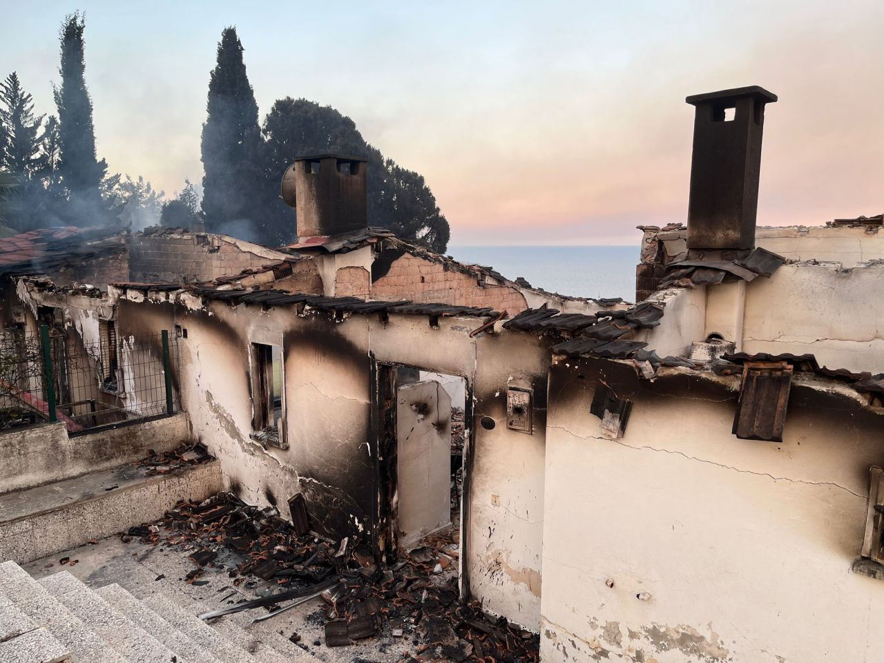 İzmir’de alevlerin gölgesinde ikinci gün: Yangın kabusu sürüyor, onlarca ev kül oldu! - Sayfa 4