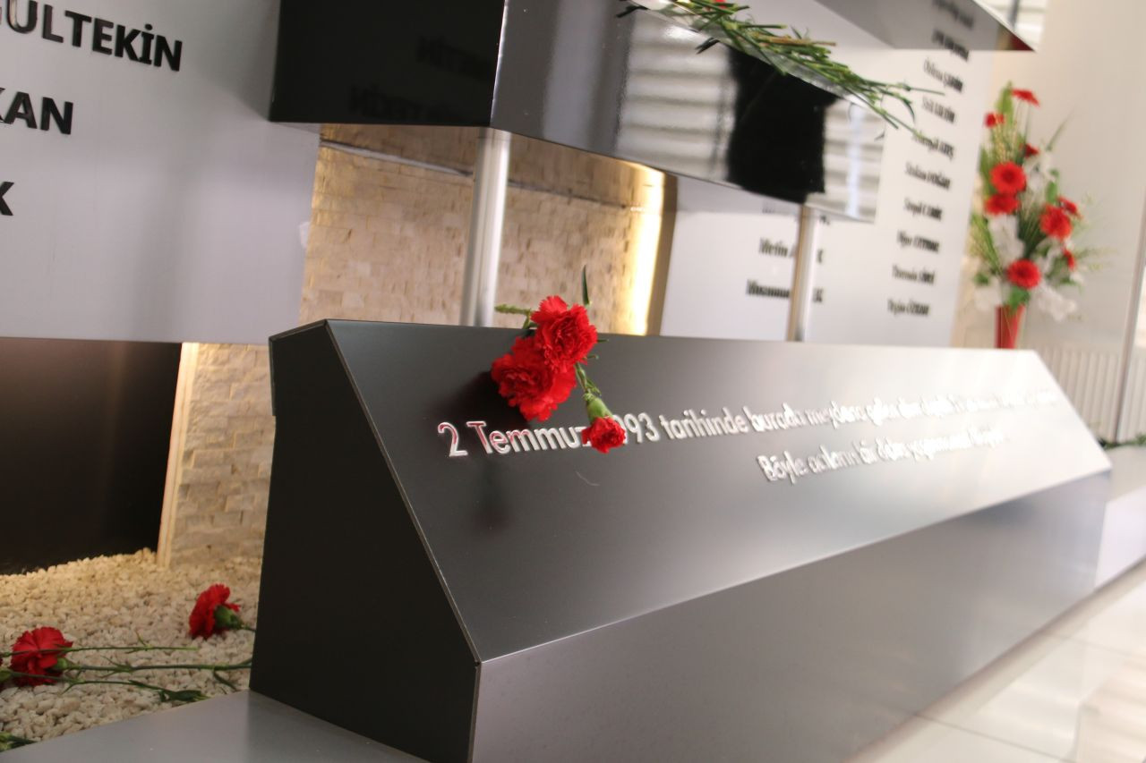 Sivas Katliamı'nda hayatını kaybedenler anıldı.. Abdullah Güler: Bizler kardeşiz. Bizim Alevi-Sünni diye bir ayrımımız yok - Sayfa 1