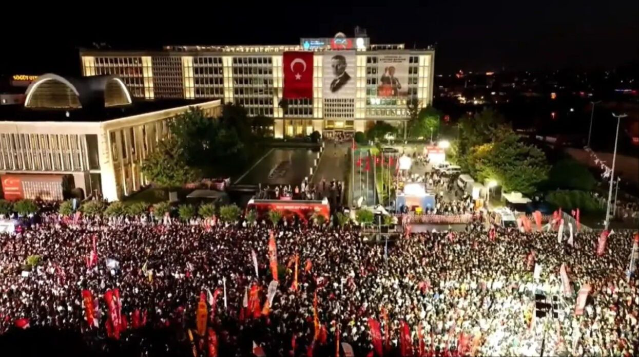 Özgür Özel'den Erdoğan’a ‘cunta’ hakareti! Saraçhane’de Müslümanlara tehdit: Bir bir asılacaksınız! - Sayfa 2