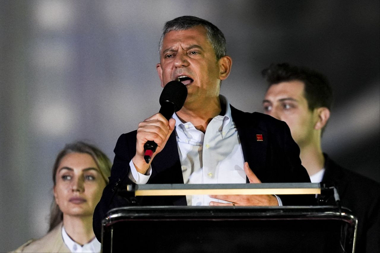Özgür Özel'den Erdoğan’a ‘cunta’ hakareti! Saraçhane’de Müslümanlara tehdit: Bir bir asılacaksınız! - Sayfa 1