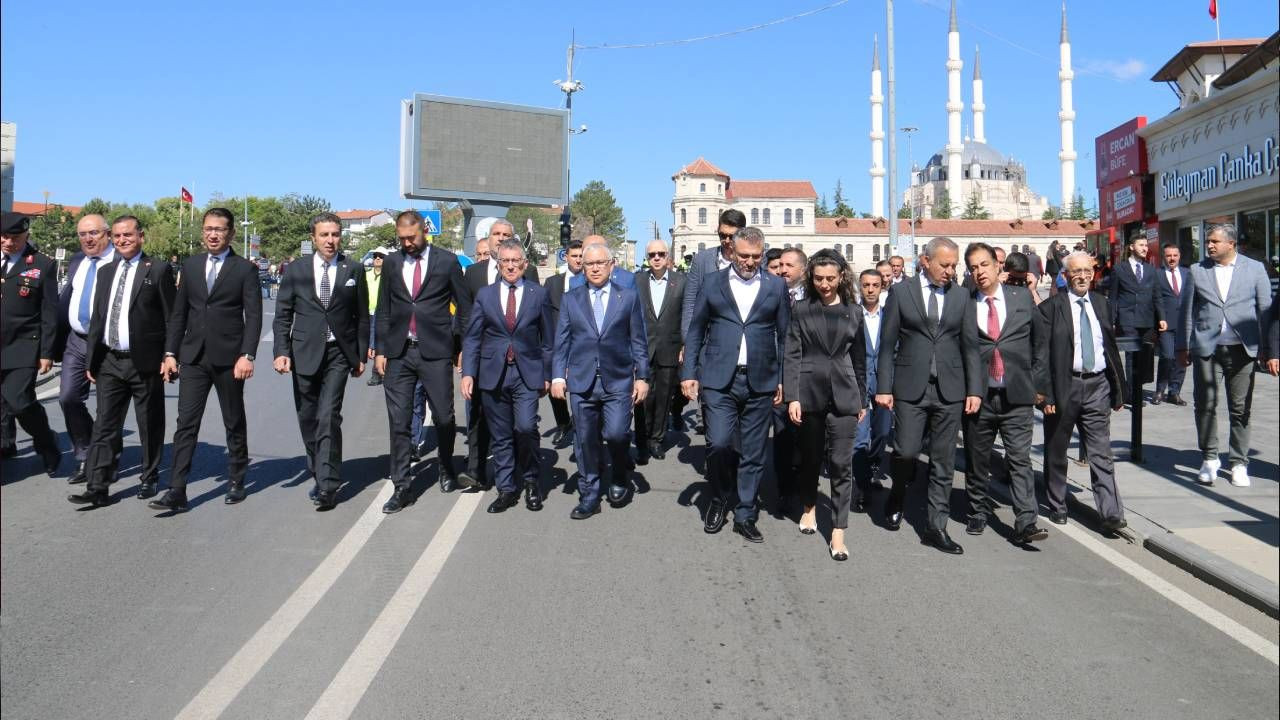 Sivas Katliamı'nda hayatını kaybedenler anıldı.. Abdullah Güler: Bizler kardeşiz. Bizim Alevi-Sünni diye bir ayrımımız yok - Sayfa 6