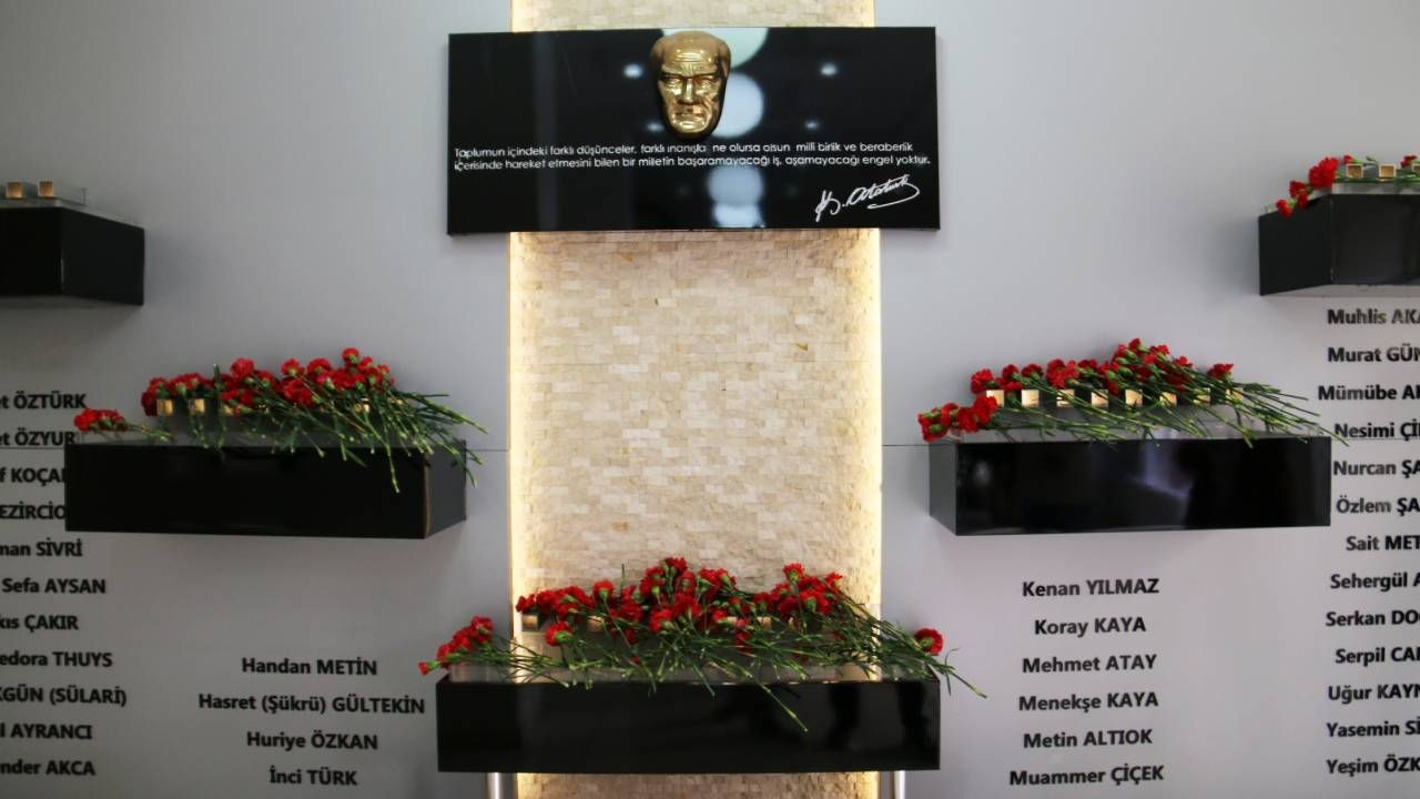 Sivas Katliamı'nda hayatını kaybedenler anıldı.. Abdullah Güler: Bizler kardeşiz. Bizim Alevi-Sünni diye bir ayrımımız yok - Sayfa 5