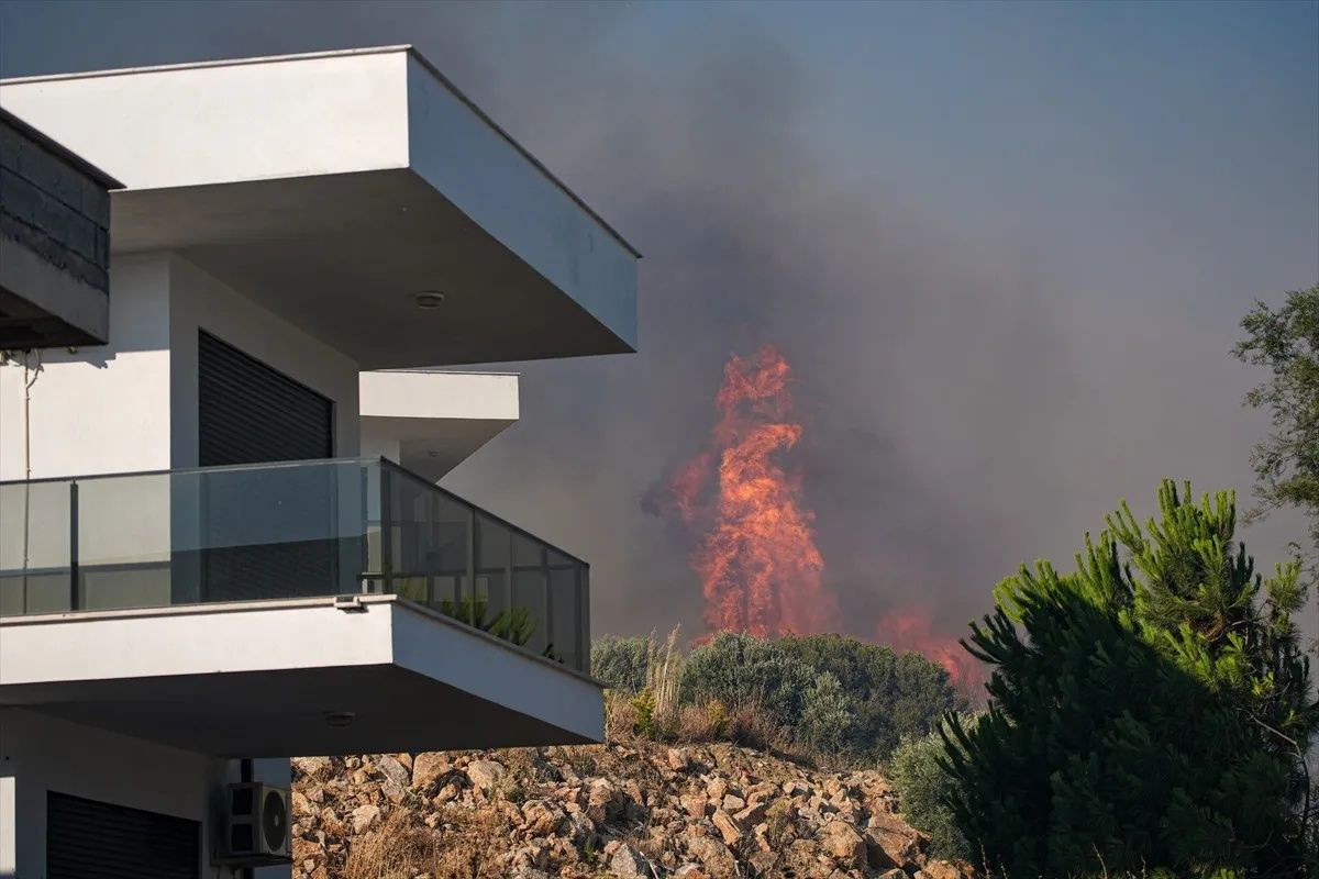 Çeşme'de yangın felaketi! Alevler villalara kadar ulaştı... Can kaybı var! Yangının sebebi elektrik hattı mı? - Sayfa 10
