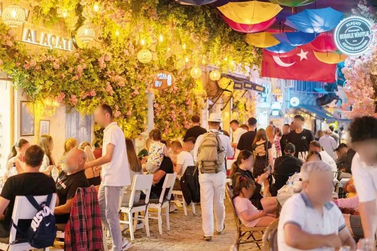 Çeşme yanarken kulüpler son ses: Bir taraf can derdinde, bir taraf dans pistinde! - Sayfa 3