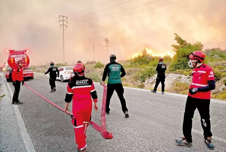 Çeşme yanarken kulüpler son ses: Bir taraf can derdinde, bir taraf dans pistinde! - Sayfa 1