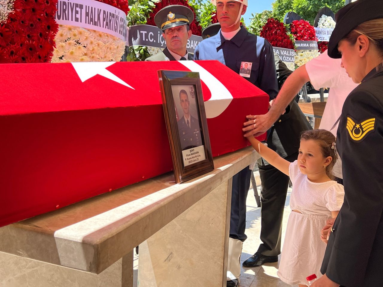Türkiye 12 Mehmetçik'i uğurladı, yürekler dağlandı... Elinde oyuncağı, şehit babasının tabutuna sarılıp gözyaşı döktü - Sayfa 5