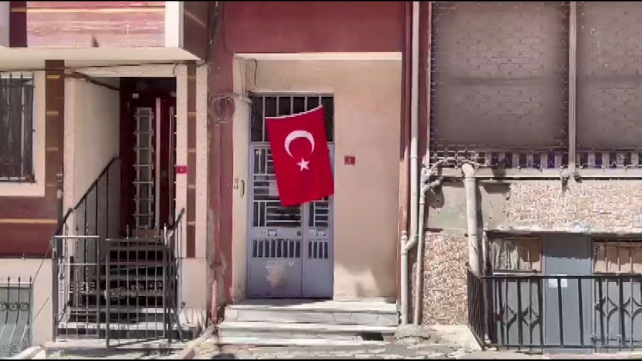 Türkiye 12 Mehmetçik'i uğurladı, yürekler dağlandı... Elinde oyuncağı, şehit babasının tabutuna sarılıp gözyaşı döktü - Sayfa 2