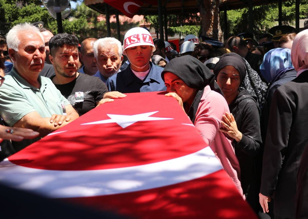 Türkiye 12 Mehmetçik'i uğurladı, yürekler dağlandı... Elinde oyuncağı, şehit babasının tabutuna sarılıp gözyaşı döktü - Sayfa 13