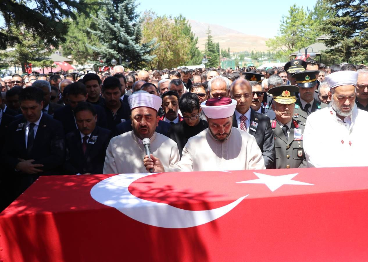 Türkiye 12 Mehmetçik'i uğurladı, yürekler dağlandı... Elinde oyuncağı, şehit babasının tabutuna sarılıp gözyaşı döktü - Sayfa 10