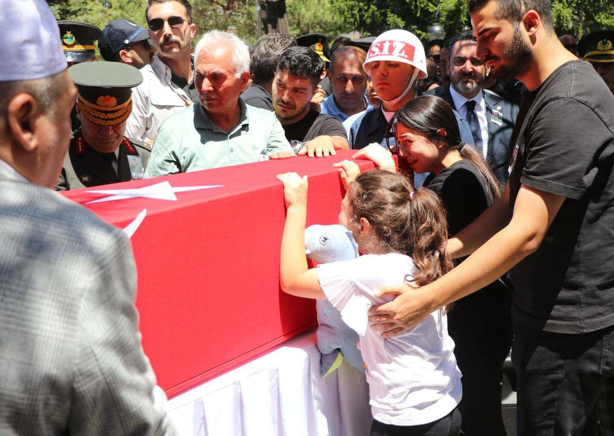 Türkiye 12 Mehmetçik'i uğurladı, yürekler dağlandı... Elinde oyuncağı, şehit babasının tabutuna sarılıp gözyaşı döktü - Sayfa 11
