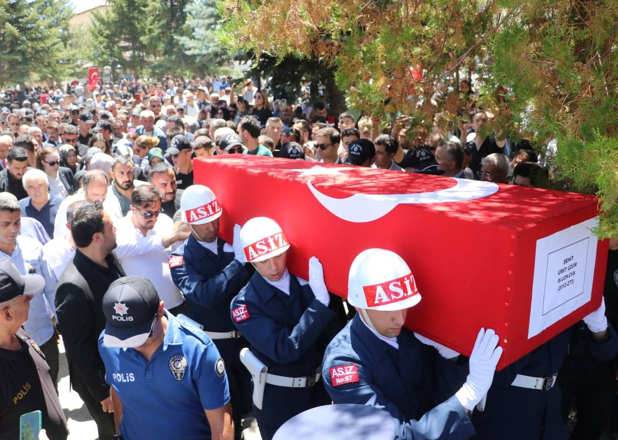 Türkiye 12 Mehmetçik'i uğurladı, yürekler dağlandı... Elinde oyuncağı, şehit babasının tabutuna sarılıp gözyaşı döktü - Sayfa 12
