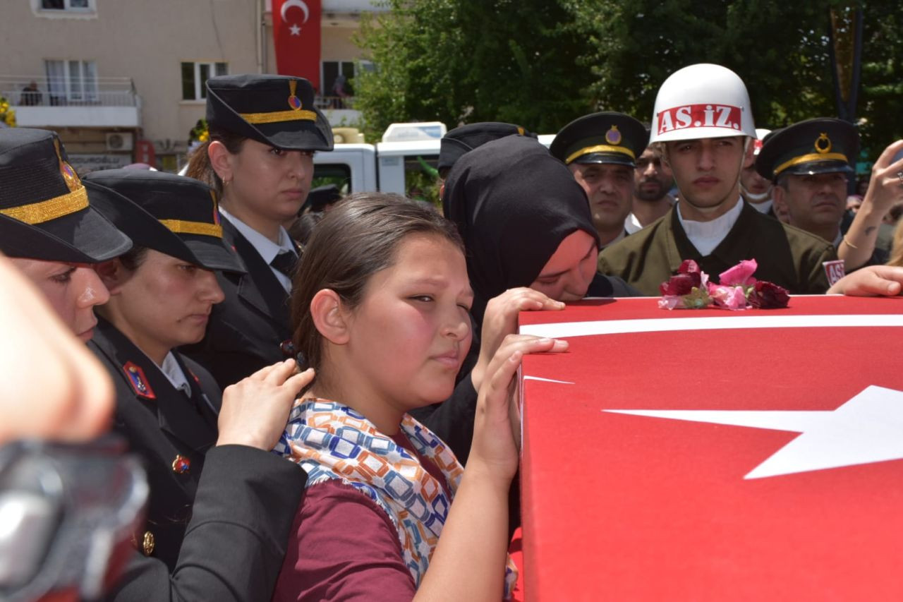 Türkiye 12 Mehmetçik'i uğurladı, yürekler dağlandı... Elinde oyuncağı, şehit babasının tabutuna sarılıp gözyaşı döktü - Sayfa 8