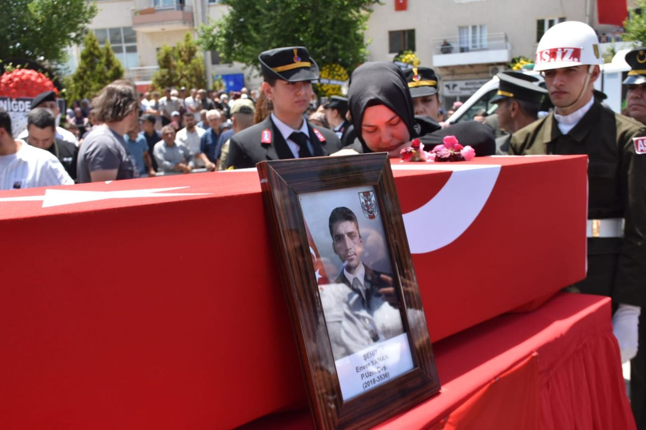 Türkiye 12 Mehmetçik'i uğurladı, yürekler dağlandı... Elinde oyuncağı, şehit babasının tabutuna sarılıp gözyaşı döktü - Sayfa 7