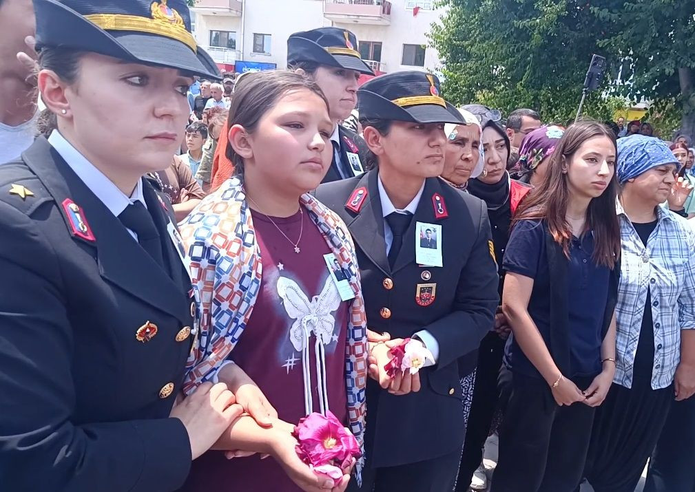 Türkiye 12 Mehmetçik'i uğurladı, yürekler dağlandı... Elinde oyuncağı, şehit babasının tabutuna sarılıp gözyaşı döktü - Sayfa 9