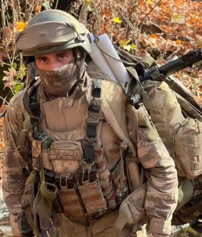 Türkiye 12 Mehmetçik'i uğurladı, yürekler dağlandı... Elinde oyuncağı, şehit babasının tabutuna sarılıp gözyaşı döktü - Sayfa 6