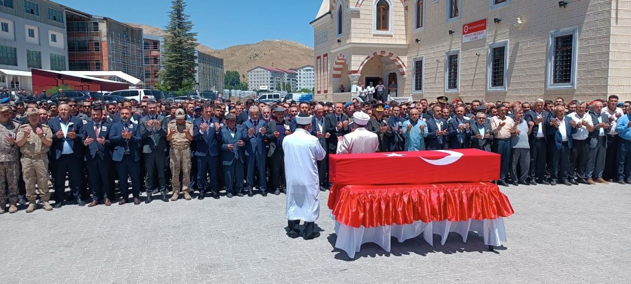 Türkiye 12 Mehmetçik'i uğurladı, yürekler dağlandı... Elinde oyuncağı, şehit babasının tabutuna sarılıp gözyaşı döktü - Sayfa 3