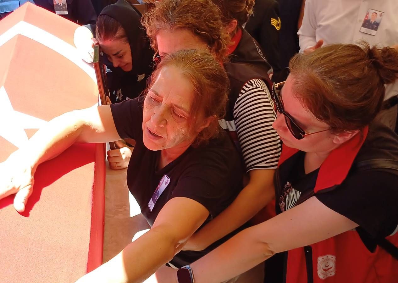 Türkiye 12 Mehmetçik'i uğurladı, yürekler dağlandı... Elinde oyuncağı, şehit babasının tabutuna sarılıp gözyaşı döktü - Sayfa 4