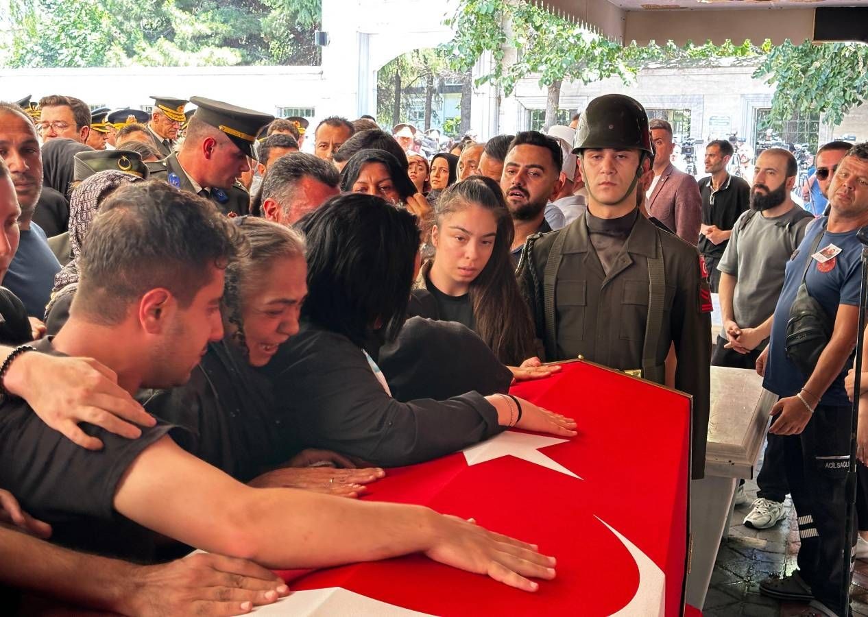 Türkiye 12 Mehmetçik'i uğurladı, yürekler dağlandı... Elinde oyuncağı, şehit babasının tabutuna sarılıp gözyaşı döktü - Sayfa 1