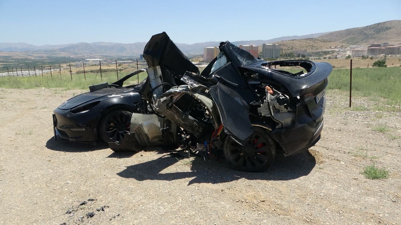 Malatya'da aydınlatma direğine çarpan Tesla ikiye bölündü, iki hemşire feci şekilde can verdi - Sayfa 6