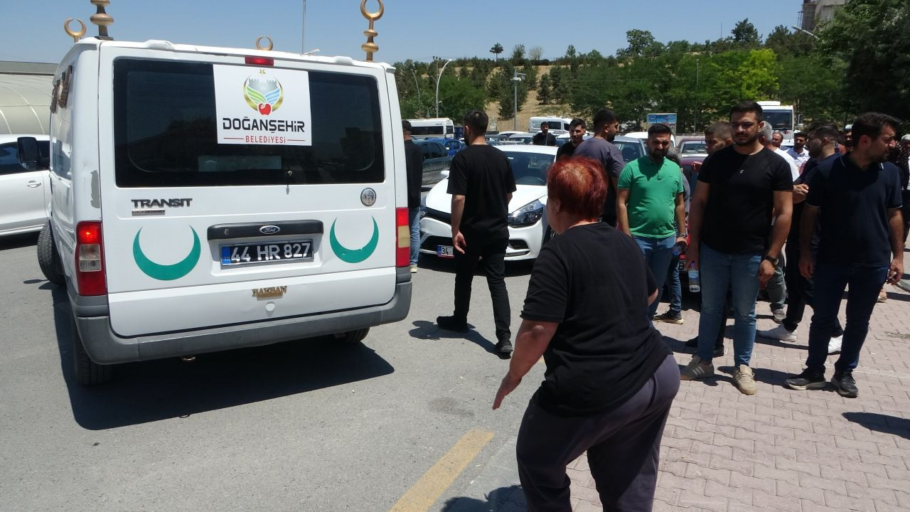 Malatya'da aydınlatma direğine çarpan Tesla ikiye bölündü, iki hemşire feci şekilde can verdi - Sayfa 4