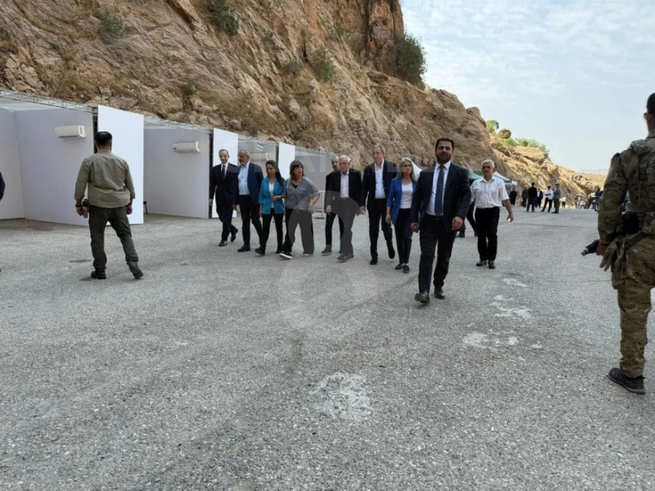 PKK'nın silahları bıraktığı Cesane Mağarası görüntülendi! Süleymaniye’de güvenlik alarmı... Silah bırakma işlemi sona erdi! - Sayfa 3